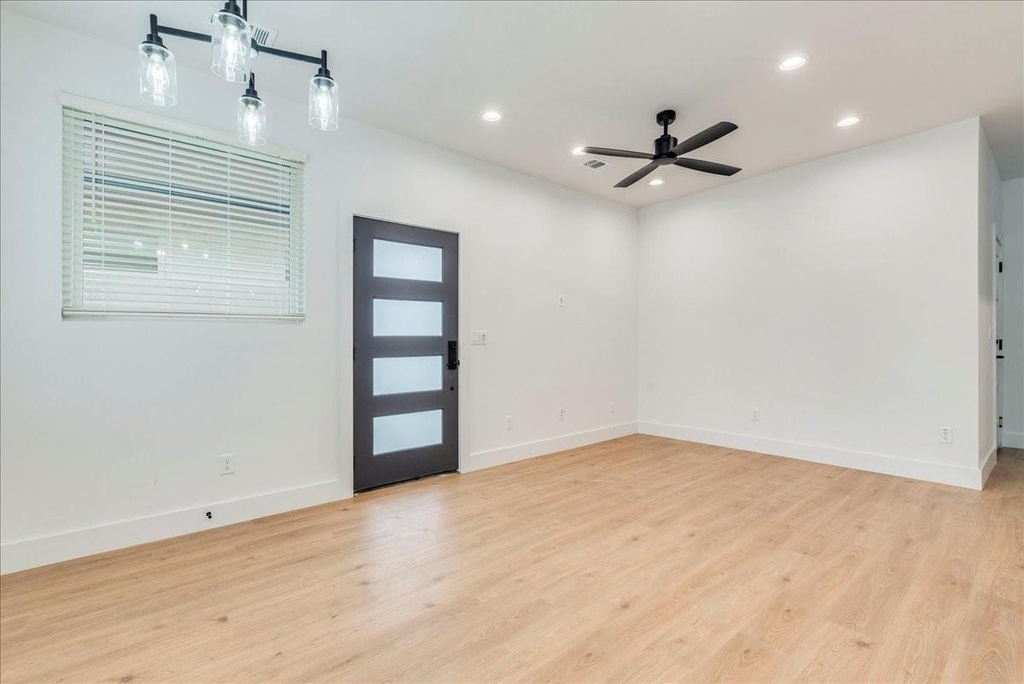 2302 Maxwell Ln - Photo 5