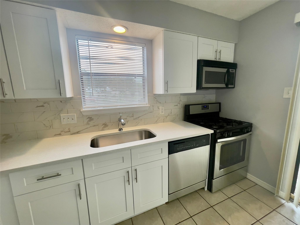 2001 Kenneth Ave - Photo 2