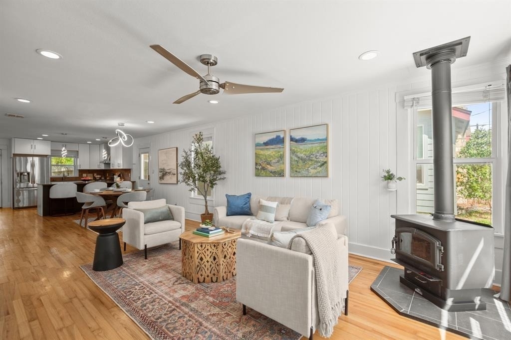 1184 Navasota St - Photo 2