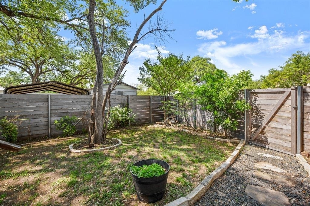1184 Navasota St - Photo 28