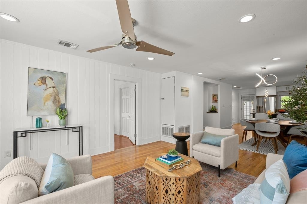 1184 Navasota St - Photo 3