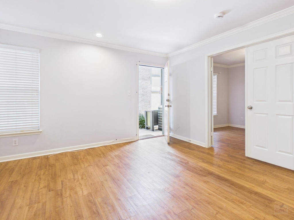 7685 Northcross Dr - Photo 4