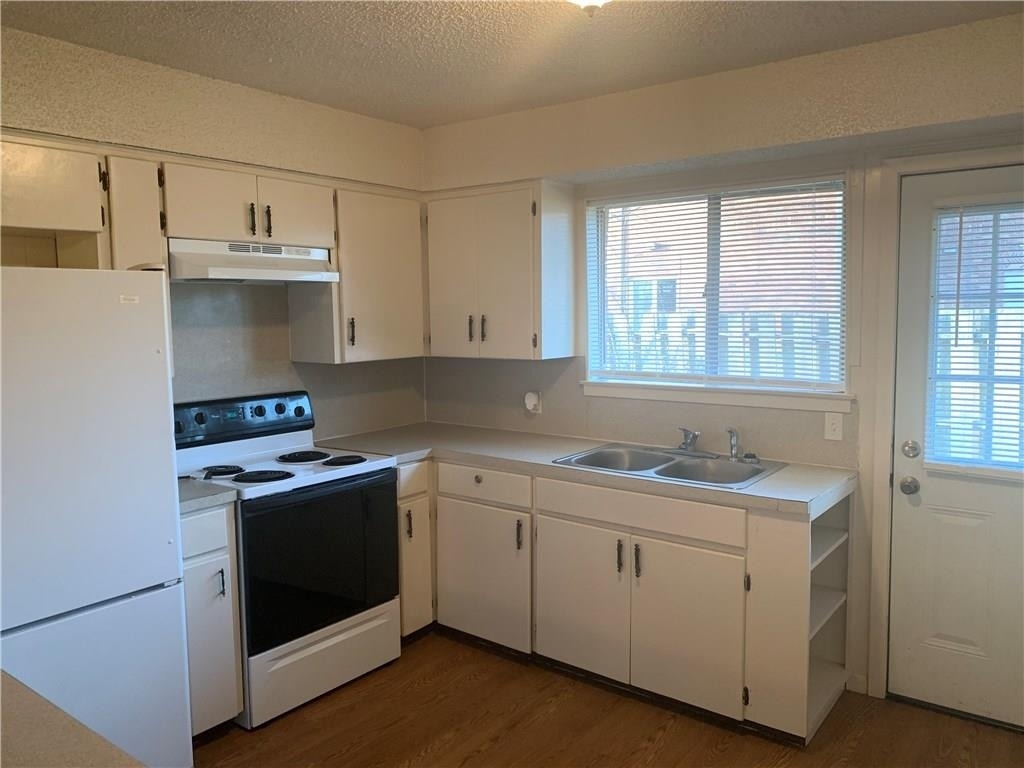 908 Emile St - Photo 2