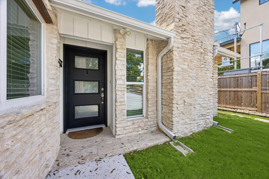 2005 Meadowridge Dr - Photo 2