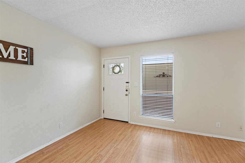 6718 Silvermine Dr - Photo 3