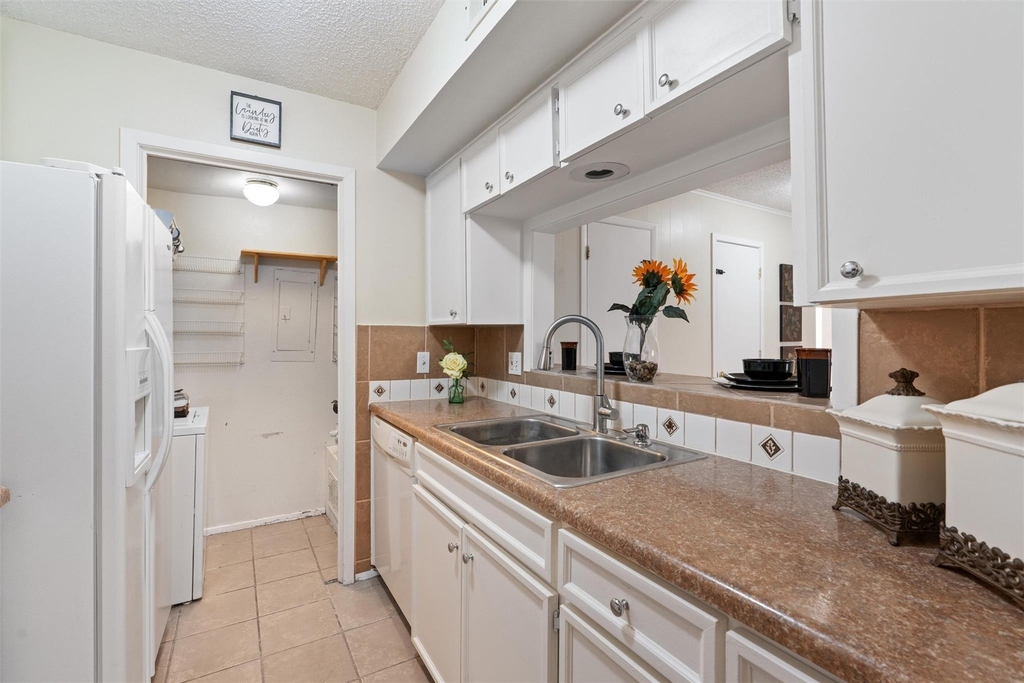 6718 Silvermine Dr - Photo 10