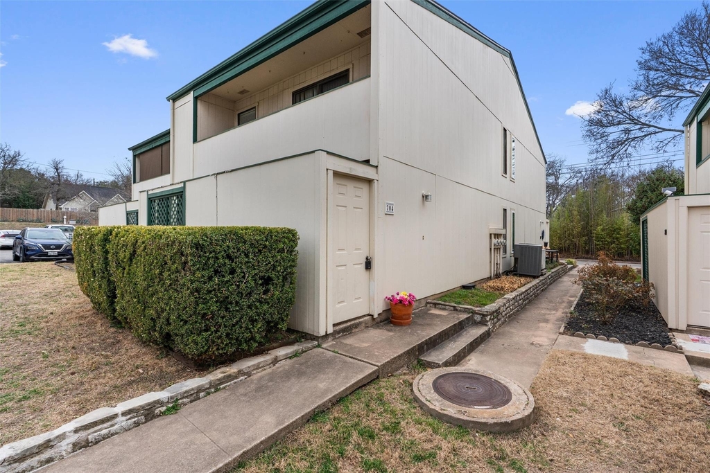6718 Silvermine Dr - Photo 0