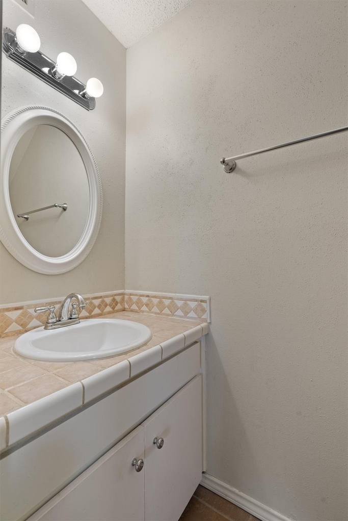 6718 Silvermine Dr - Photo 12
