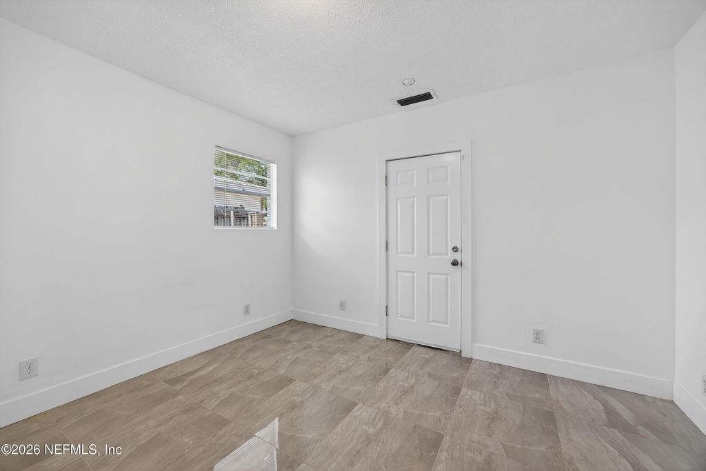 217 Carver Street W - Photo 22