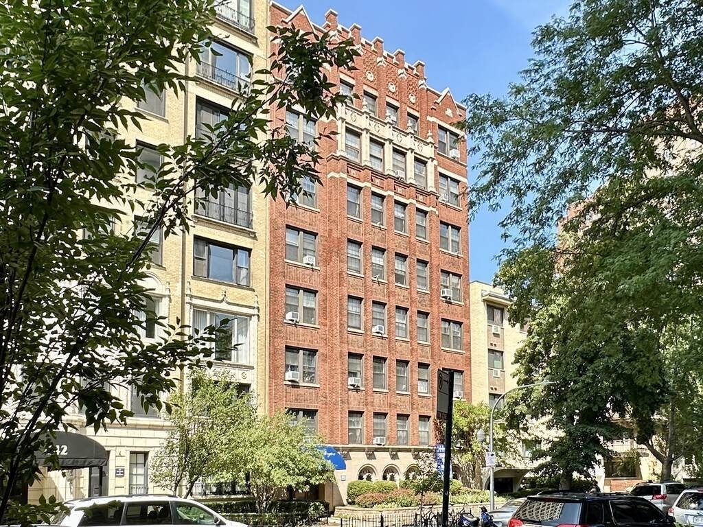 434 W Wellington Avenue - Photo 0