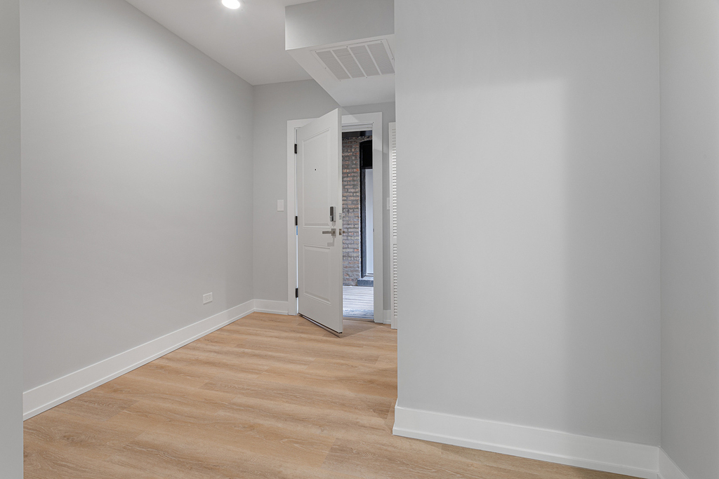 1558 W Juneway Terrace - Photo 8