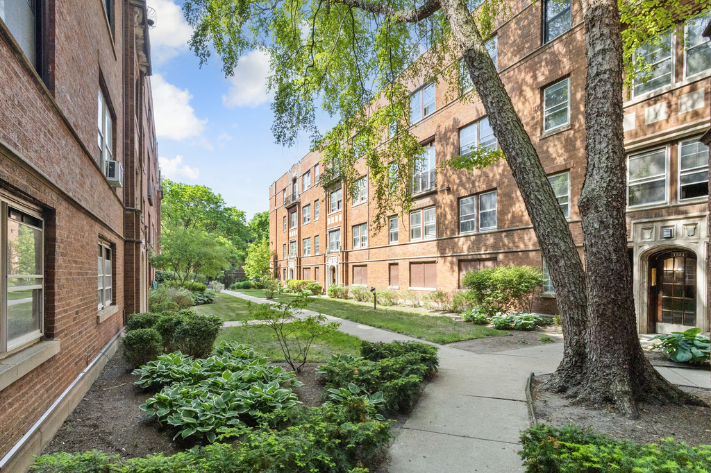 1554 W Juneway Terrace - Photo 0