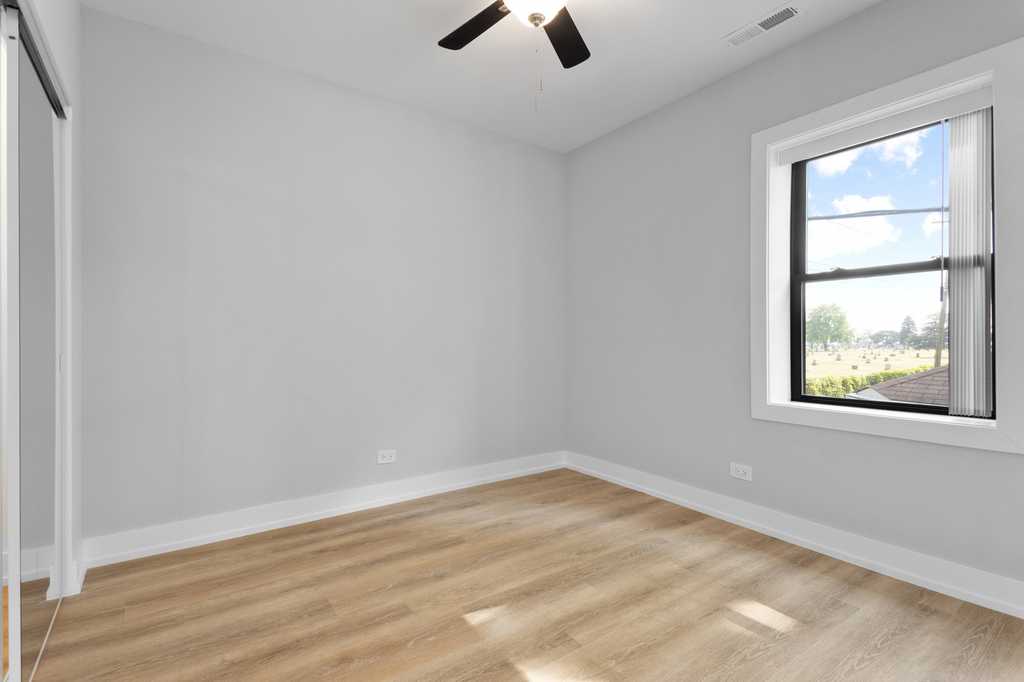 1552 W Juneway Terrace - Photo 9