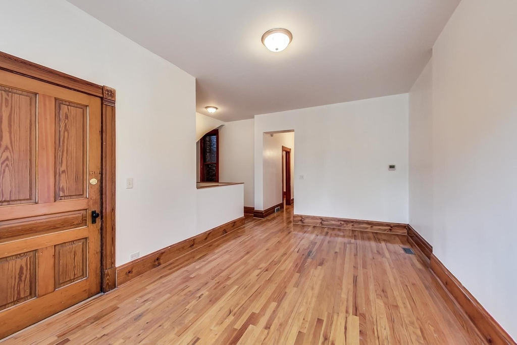 1138 W Addison Street - Photo 2