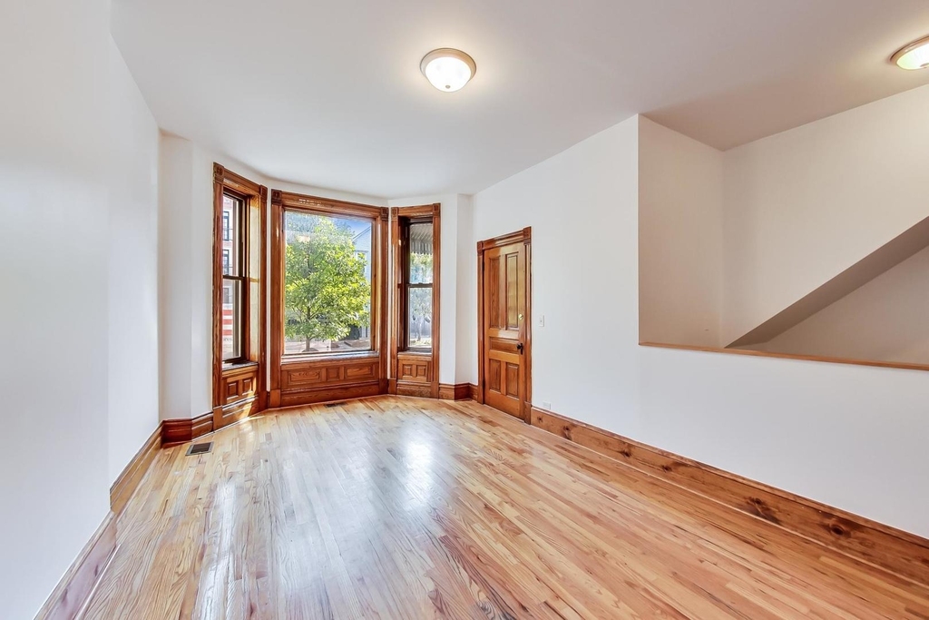 1138 W Addison Street - Photo 1