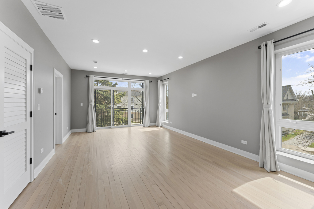 7430 N Hermitage Avenue - Photo 1