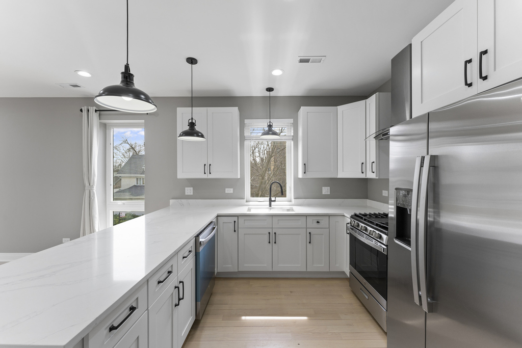 7428 N Rogers Avenue - Photo 2
