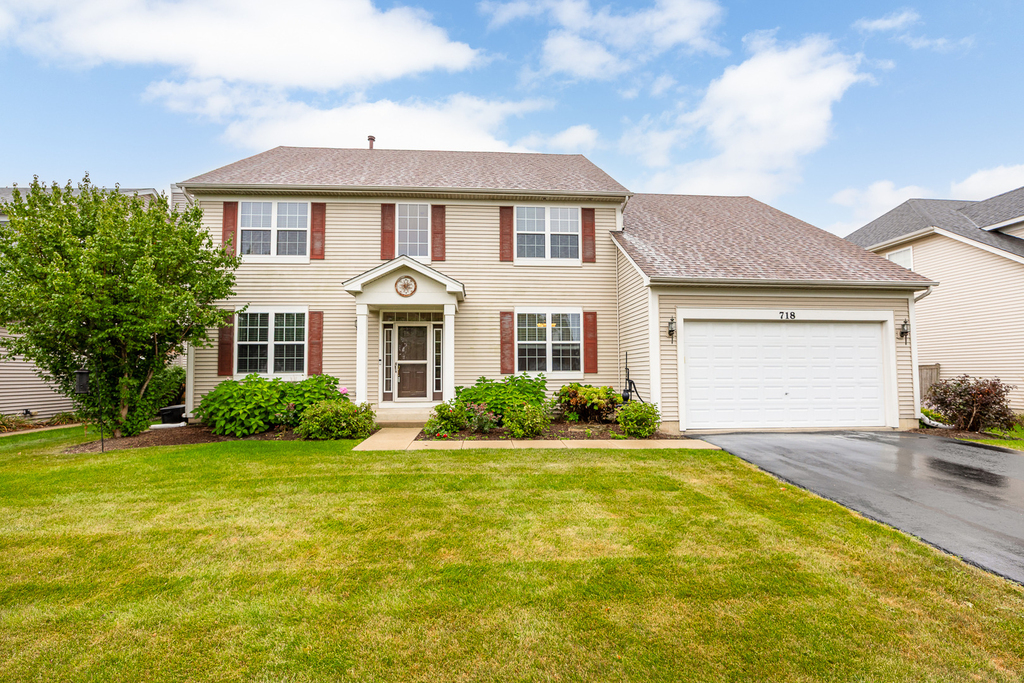 718 Versailles Parkway - Photo 0