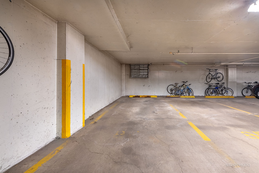 525 W Hawthorne Place - Photo 18