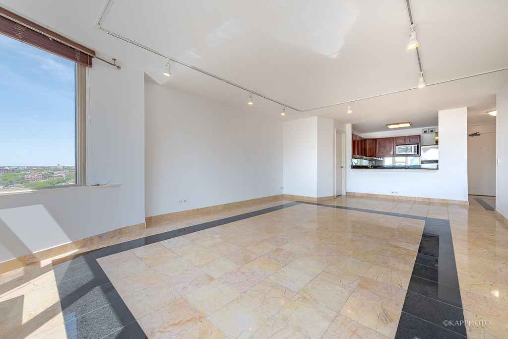 525 W Hawthorne Place - Photo 3