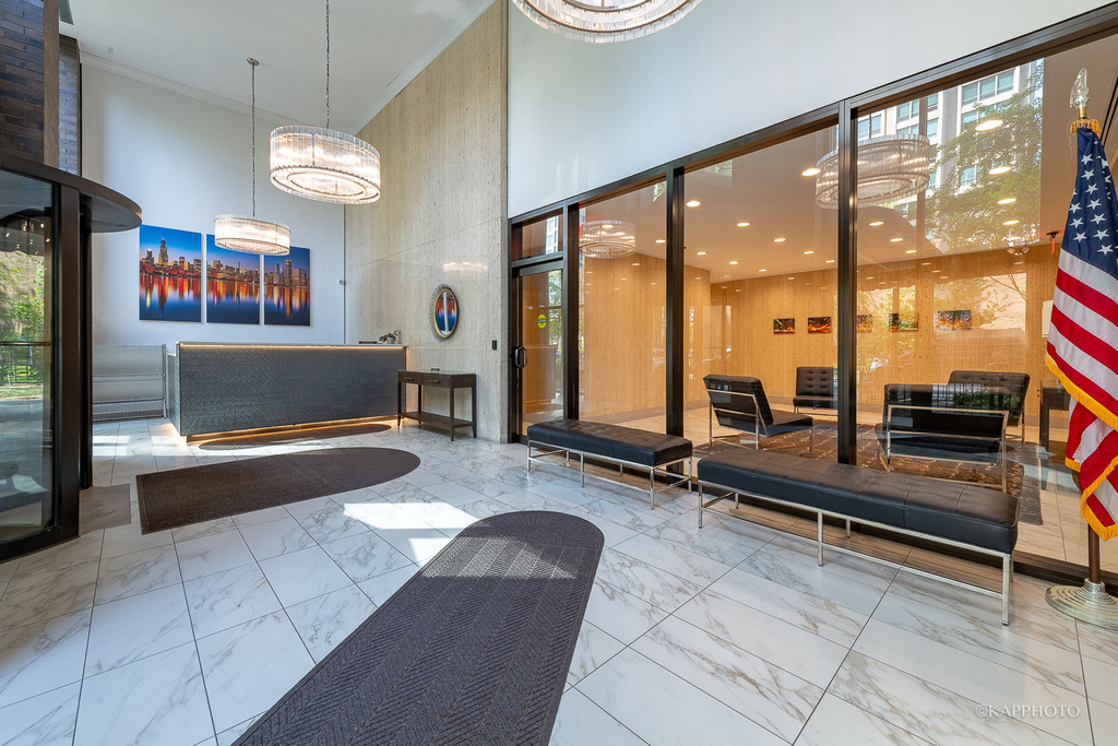 525 W Hawthorne Place - Photo 1