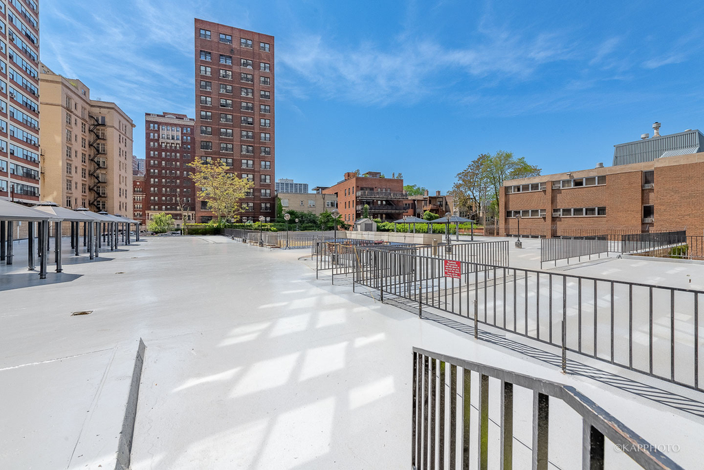 525 W Hawthorne Place - Photo 16
