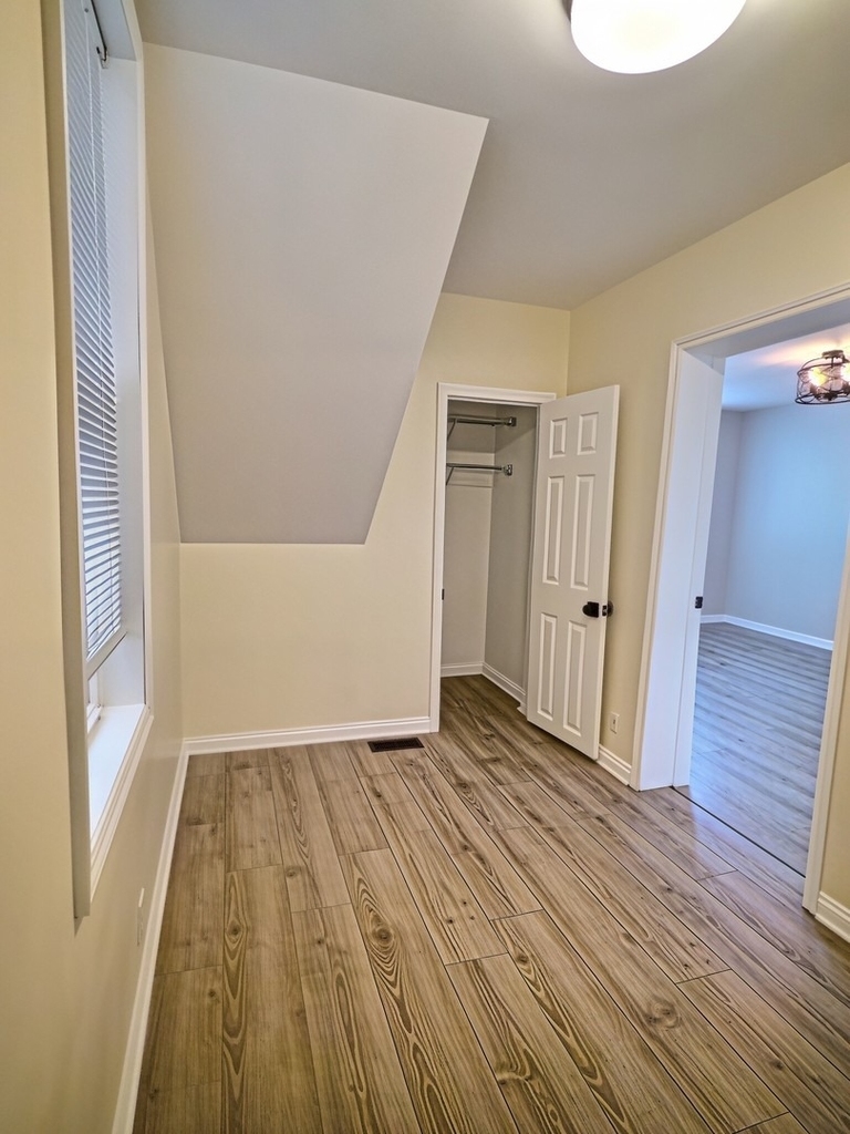 515 W 40th Place - Photo 9