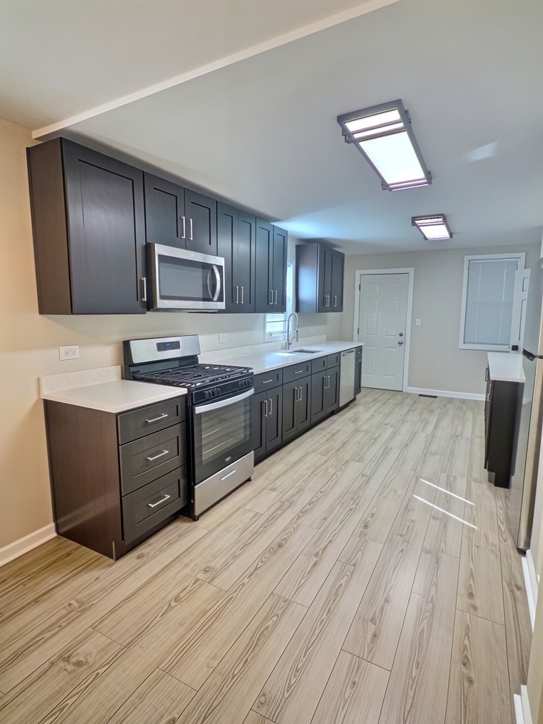 515 W 40th Place - Photo 4