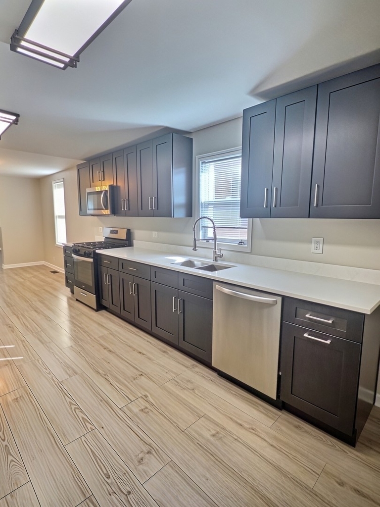 515 W 40th Place - Photo 6