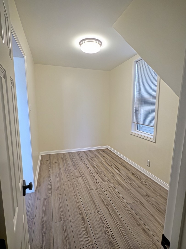 515 W 40th Place - Photo 10