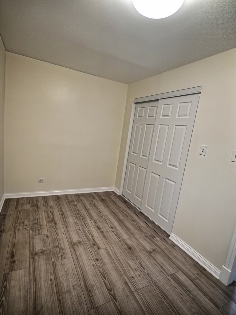 515 W 40th Place - Photo 13