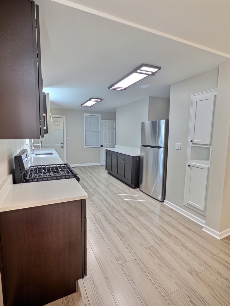 515 W 40th Place - Photo 5