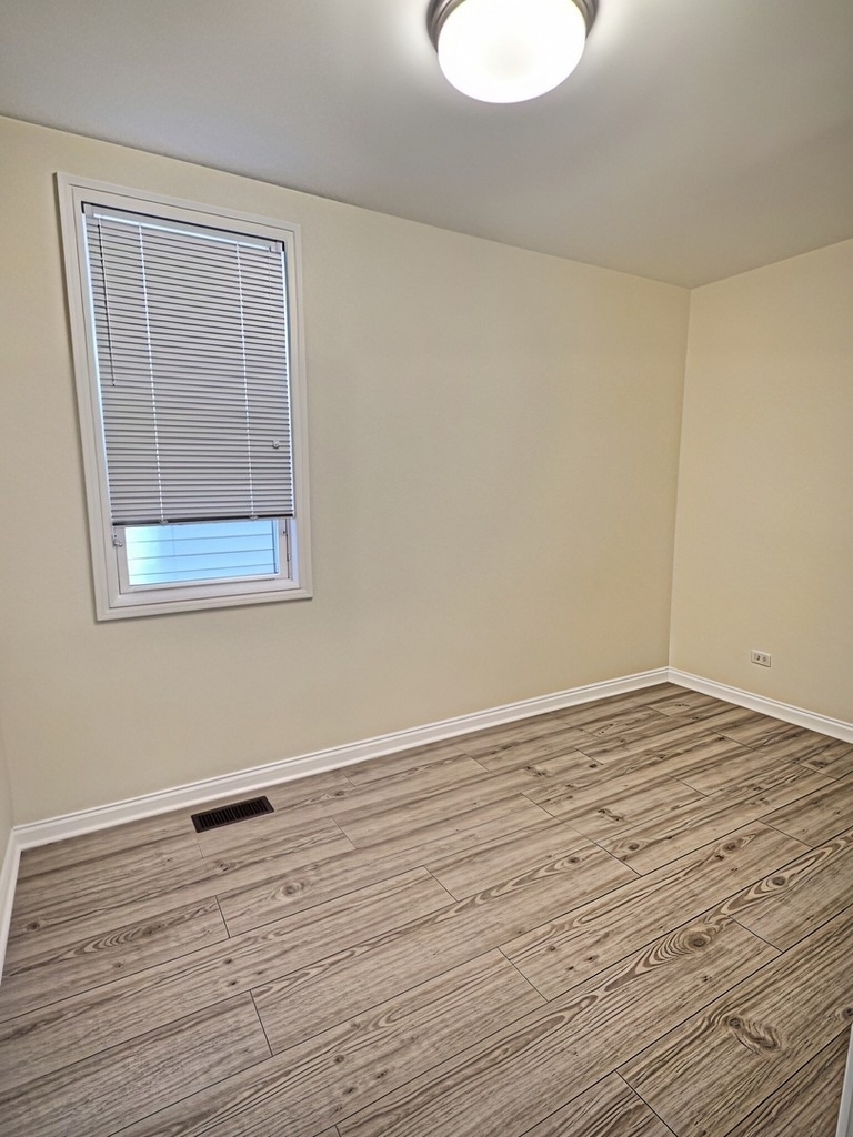 515 W 40th Place - Photo 11