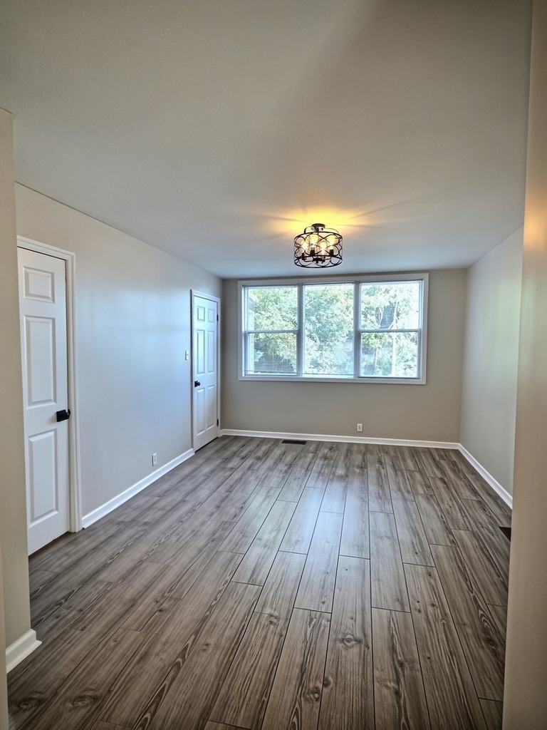 515 W 40th Place - Photo 2