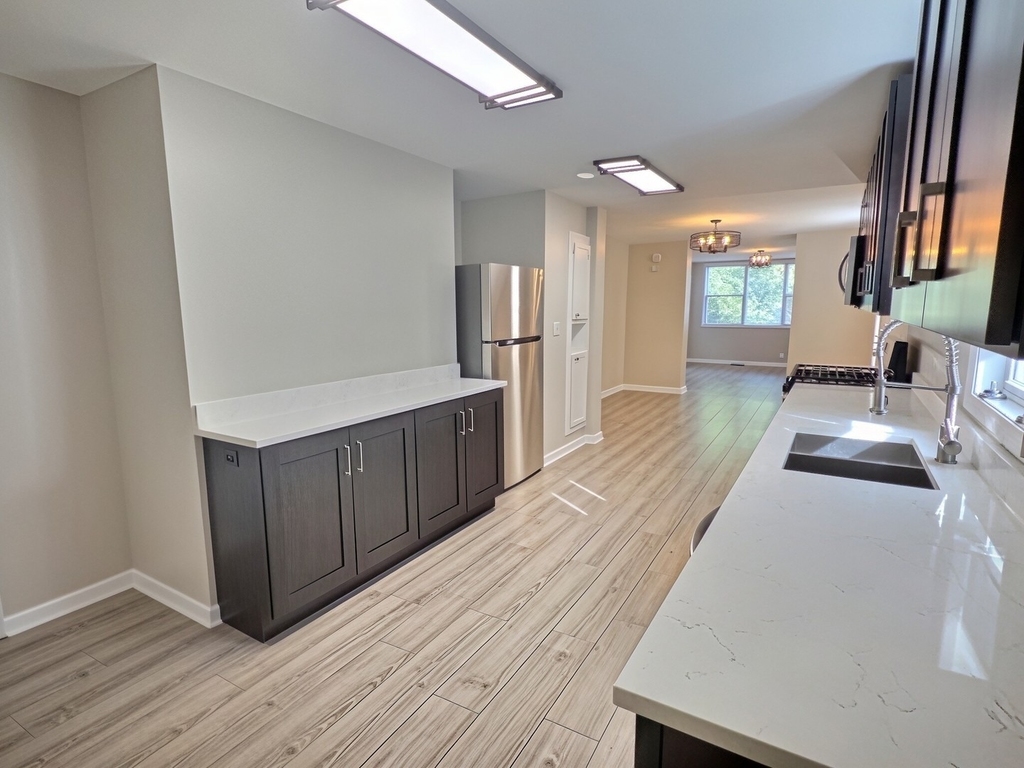 515 W 40th Place - Photo 7