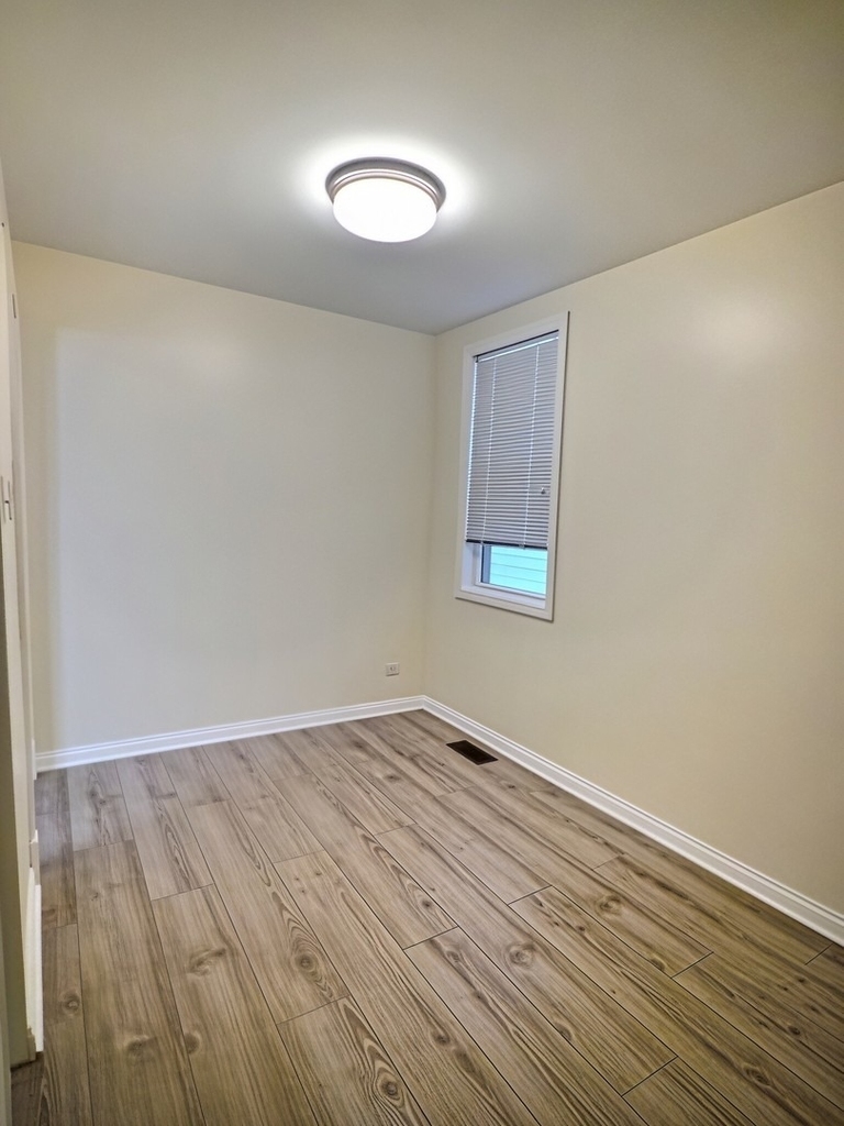 515 W 40th Place - Photo 12