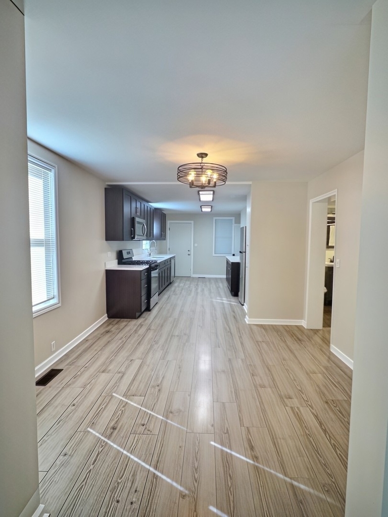515 W 40th Place - Photo 8