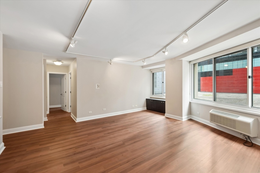 211 E Ohio Street - Photo 2