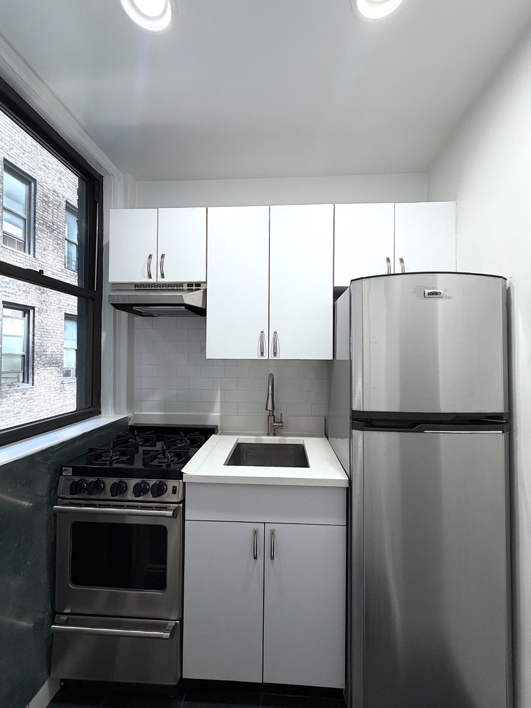 East 46th Street - Photo 1