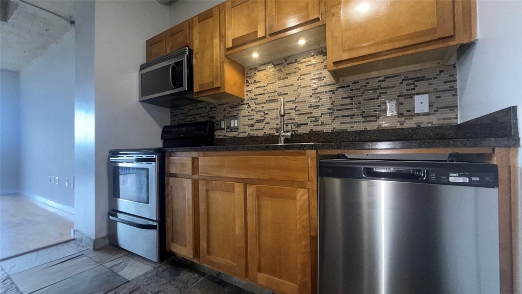 230 W Alabama Street - Photo 16