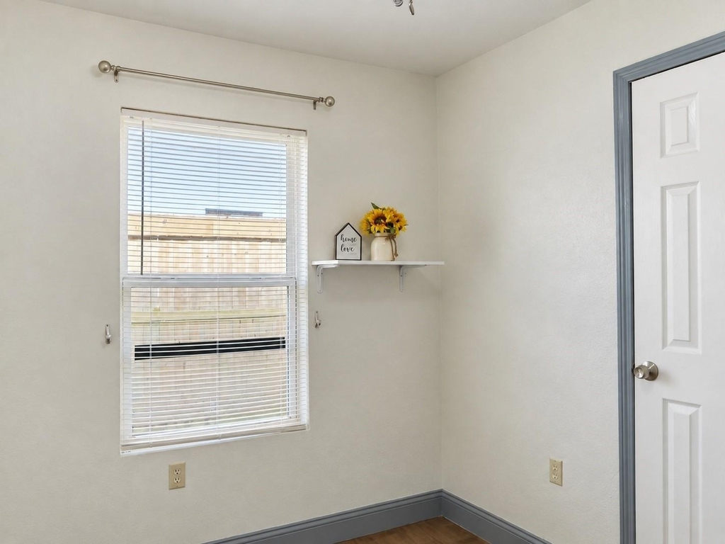 2402 Raymond Street - Photo 10