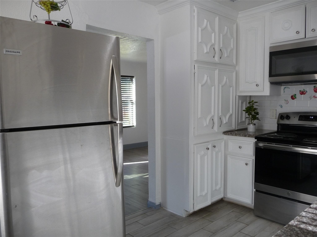 2402 Raymond Street - Photo 7