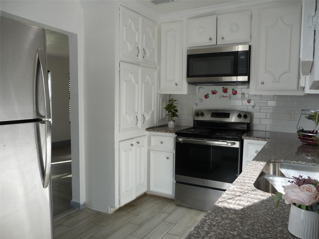2402 Raymond Street - Photo 6