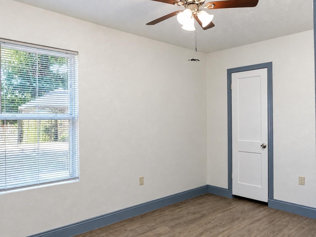 2402 Raymond Street - Photo 11