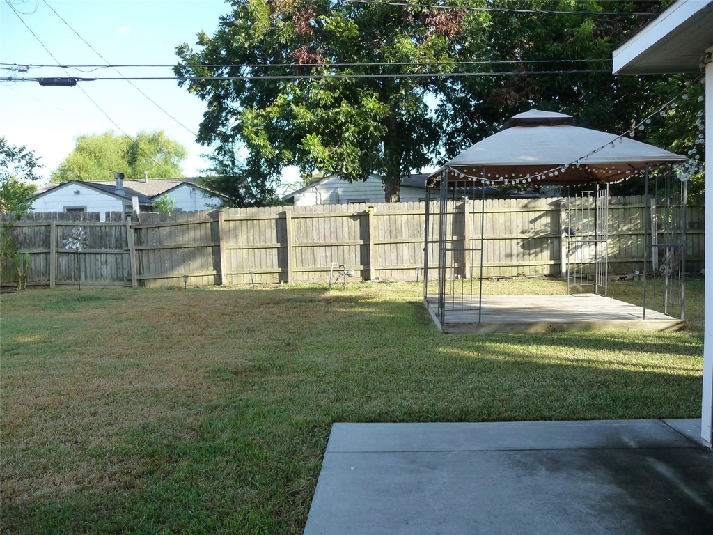 2402 Raymond Street - Photo 15