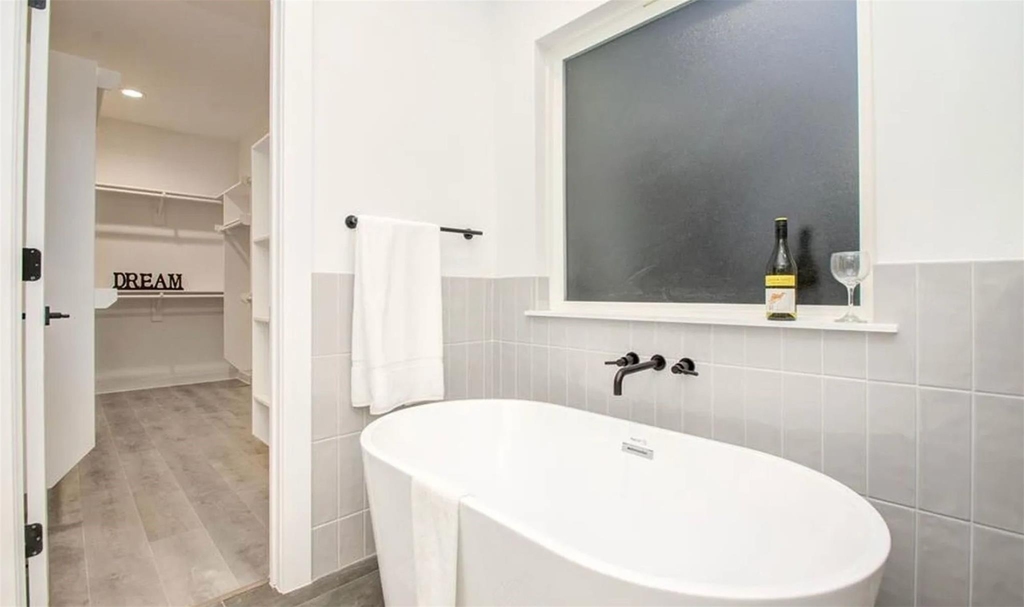 211 E 33rd Street - Photo 15