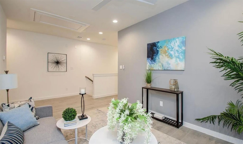211 E 33rd Street - Photo 11