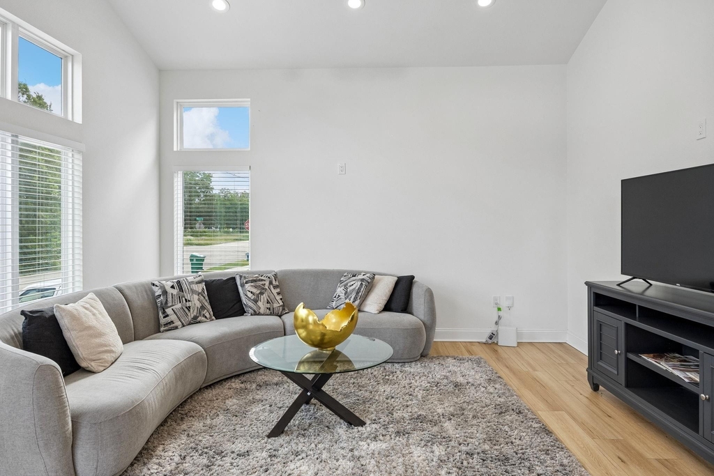 2614 Noble Street - Photo 4