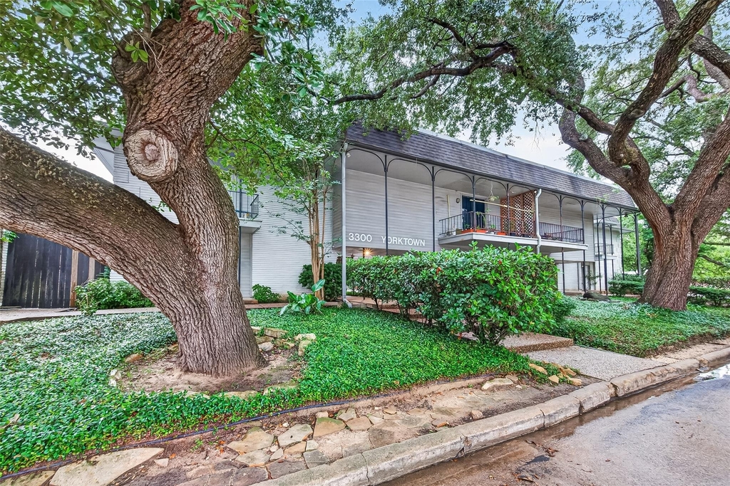 3300 Yorktown Street - Photo 2