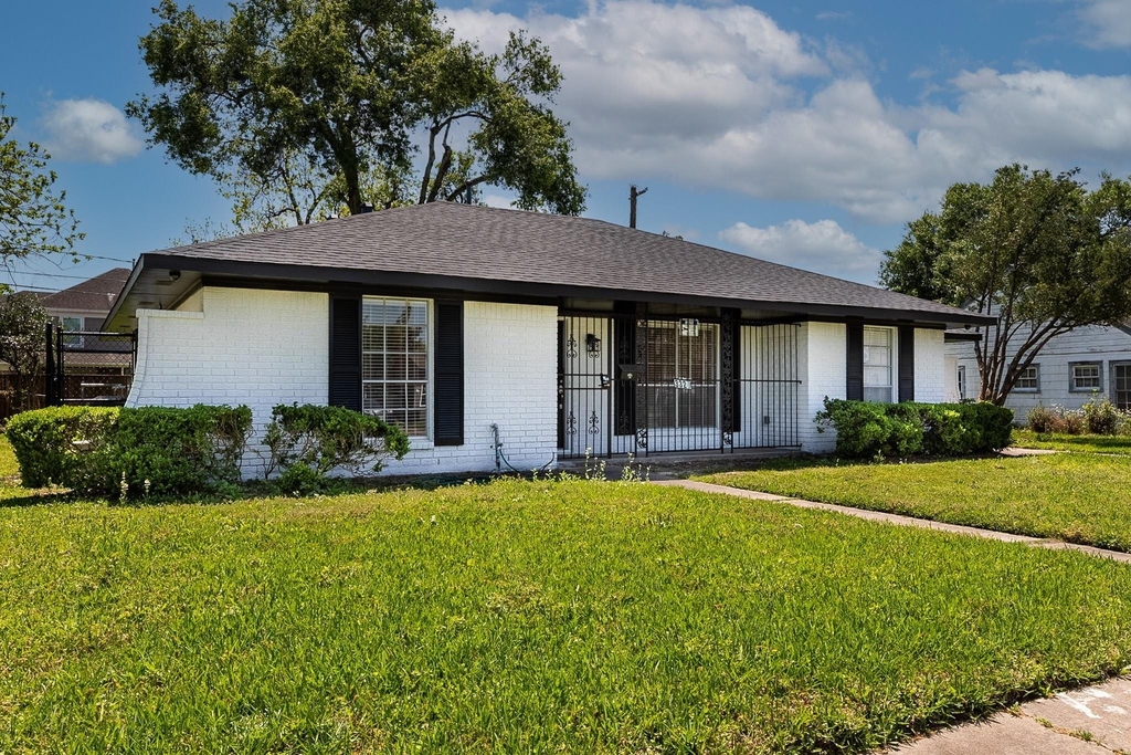 3320 Wentworth Street - Photo 2